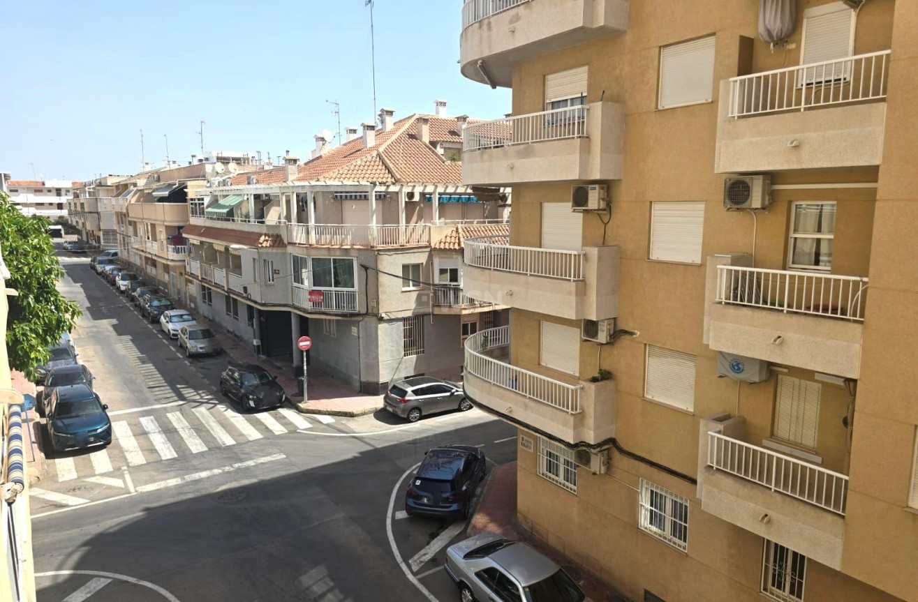 Odsprzedaż - Mieszkanie w bloku - Torrevieja - Playa de los Locos