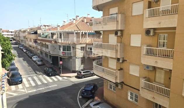 Odsprzedaż - Mieszkanie w bloku - Torrevieja - Playa de los Locos