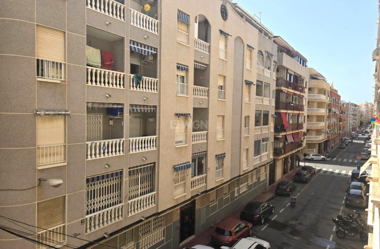 Odsprzedaż - Mieszkanie w bloku - Torrevieja - Playa de los Locos