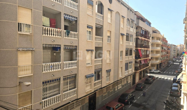 Odsprzedaż - Mieszkanie w bloku - Torrevieja - Playa de los Locos