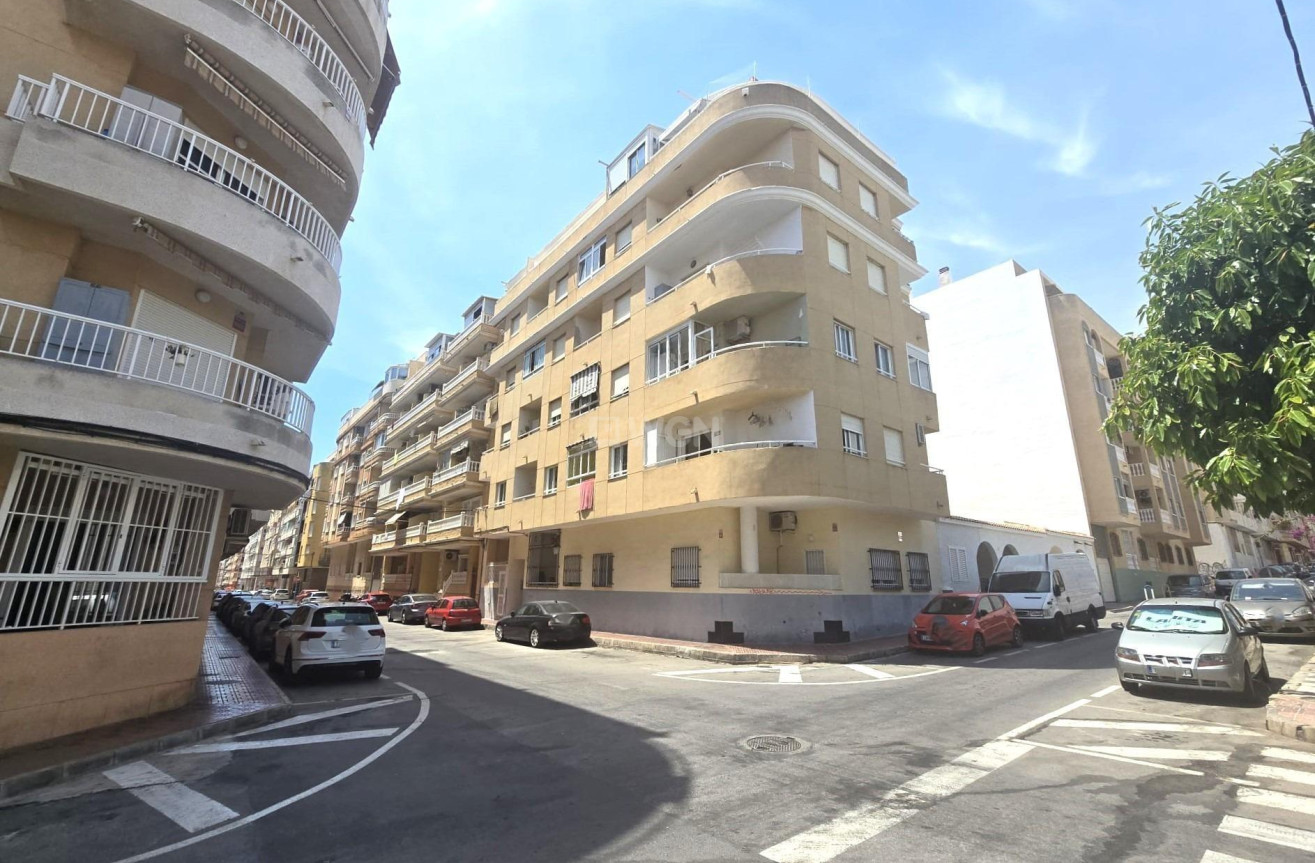 Odsprzedaż - Mieszkanie w bloku - Torrevieja - Playa de los Locos