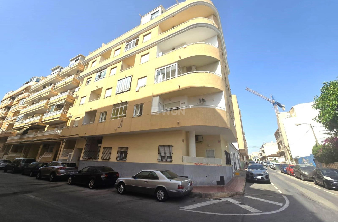 Odsprzedaż - Mieszkanie w bloku - Torrevieja - Playa de los Locos