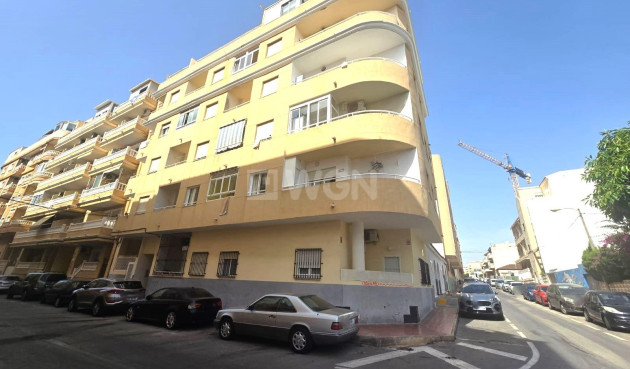 Odsprzedaż - Mieszkanie w bloku - Torrevieja - Playa de los Locos
