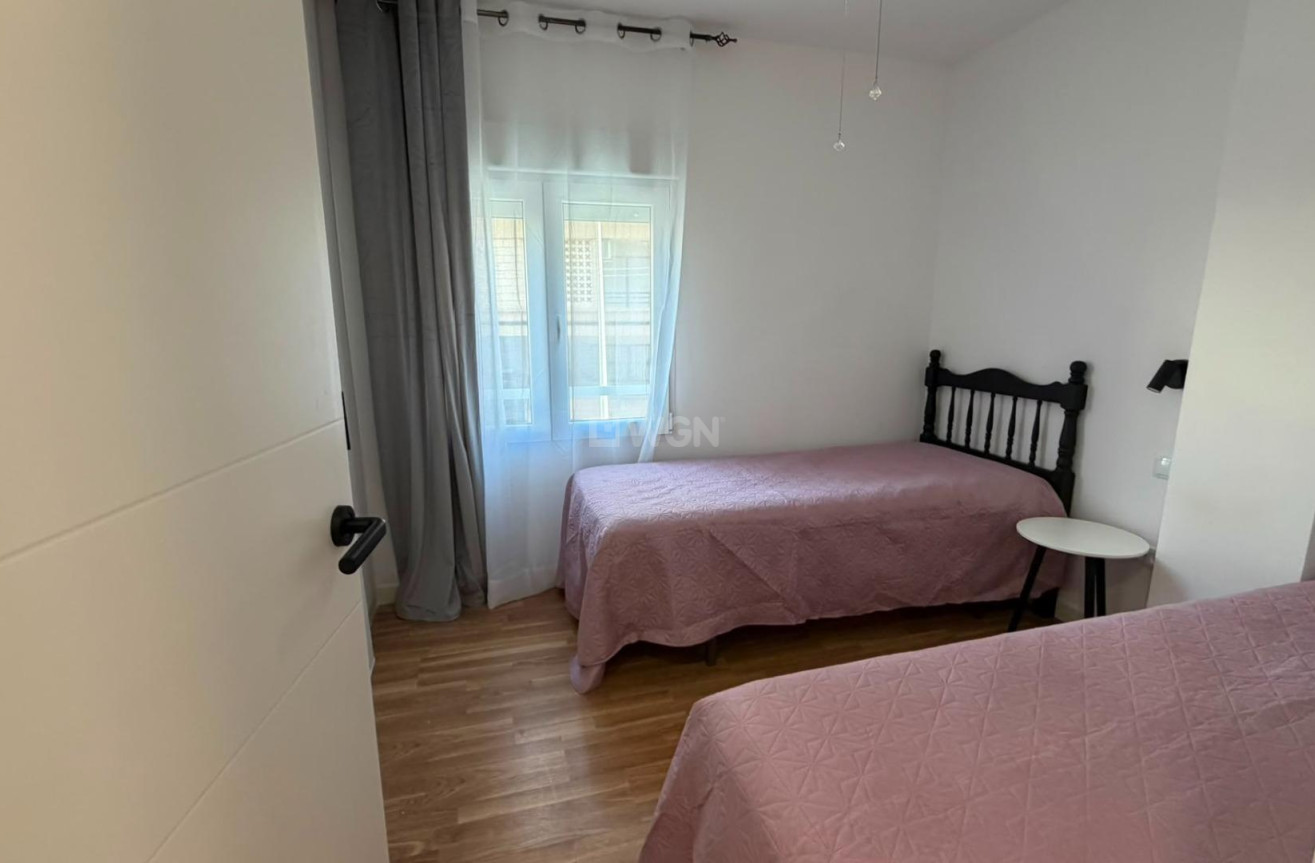 Odsprzedaż - Mieszkanie w bloku - Torrevieja - Playa del Cura