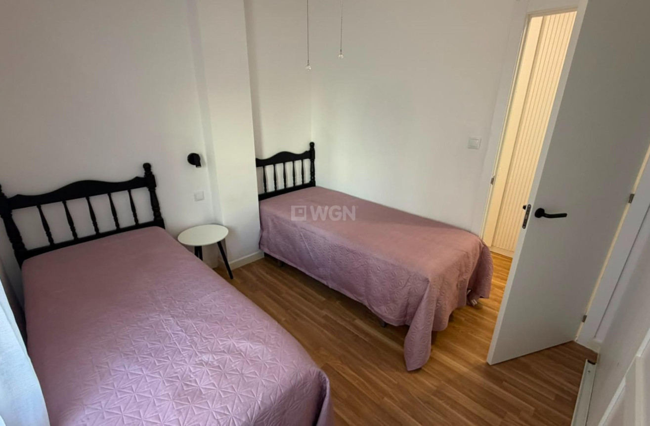 Odsprzedaż - Mieszkanie w bloku - Torrevieja - Playa del Cura