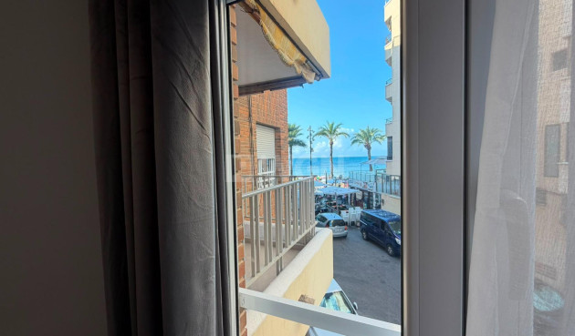 Odsprzedaż - Mieszkanie w bloku - Torrevieja - Playa del Cura
