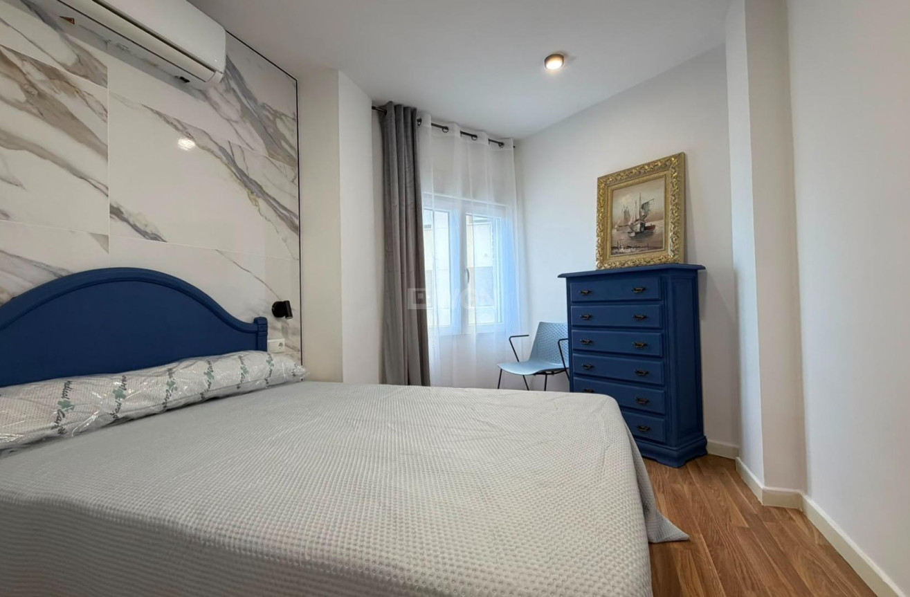Odsprzedaż - Mieszkanie w bloku - Torrevieja - Playa del Cura