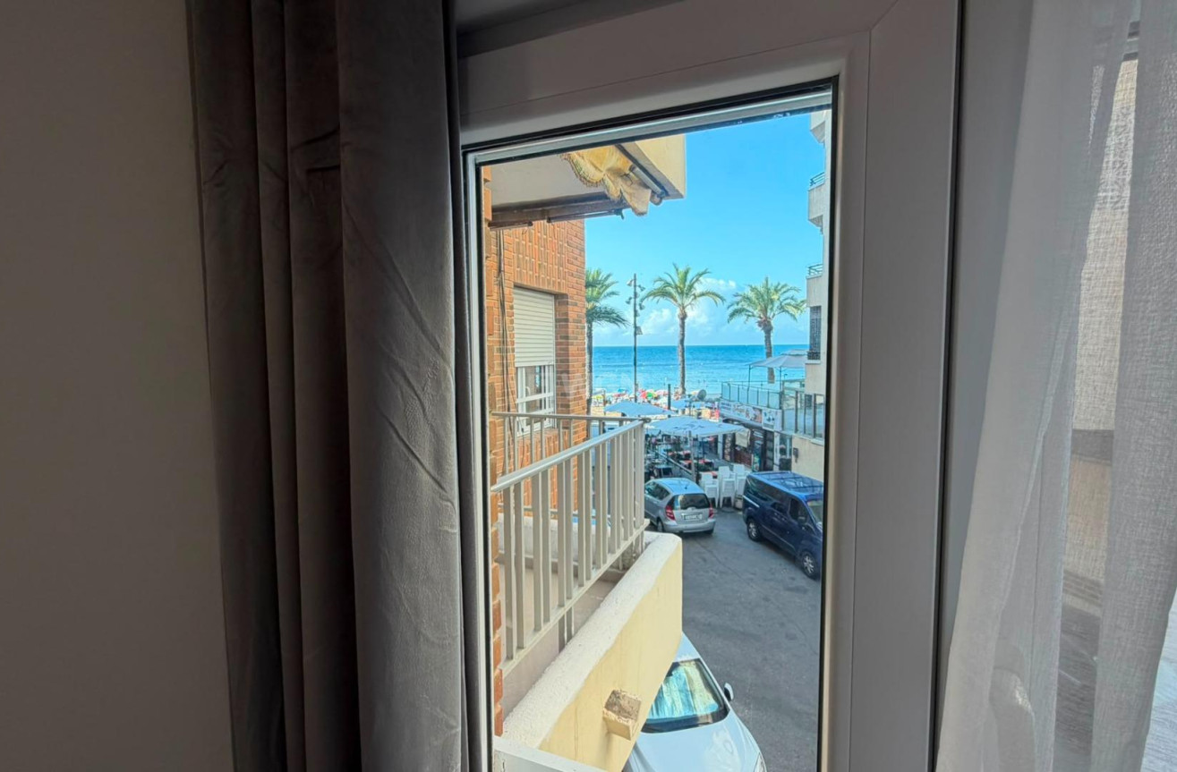 Odsprzedaż - Mieszkanie w bloku - Torrevieja - Playa del Cura