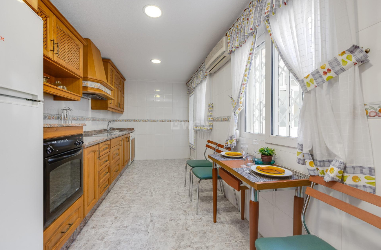 Odsprzedaż - Daszek - Torrevieja - Paseo Maritimo