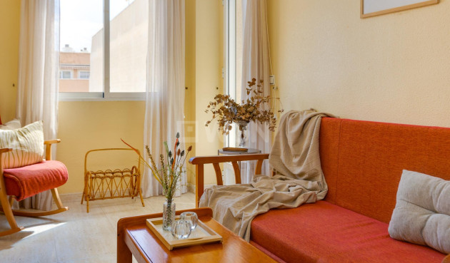 Odsprzedaż - Mieszkanie w bloku - Torrevieja - Playa del Cura