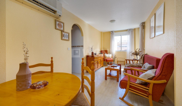 Odsprzedaż - Mieszkanie w bloku - Torrevieja - Playa del Cura
