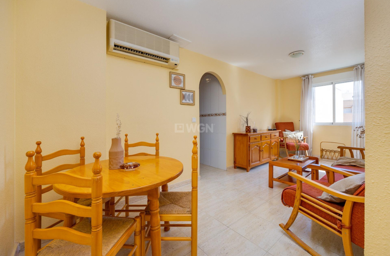 Odsprzedaż - Mieszkanie w bloku - Torrevieja - Playa del Cura