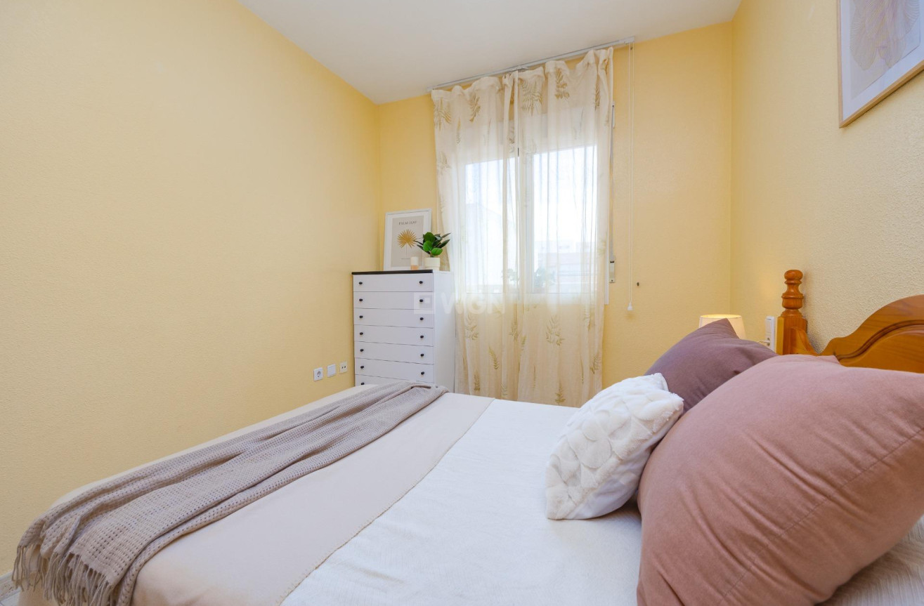 Odsprzedaż - Mieszkanie w bloku - Torrevieja - Playa del Cura