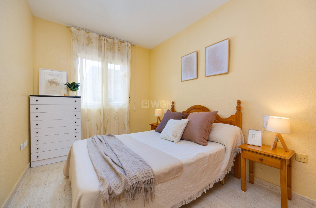 Odsprzedaż - Mieszkanie w bloku - Torrevieja - Playa del Cura