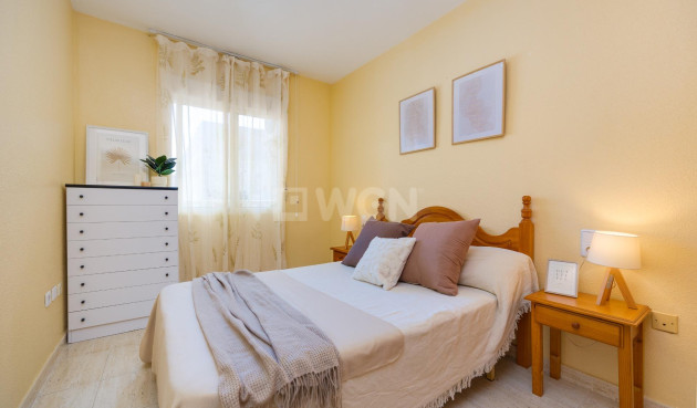 Odsprzedaż - Mieszkanie w bloku - Torrevieja - Playa del Cura