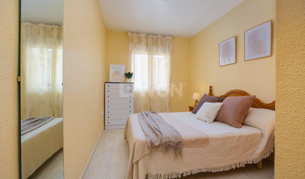 Odsprzedaż - Mieszkanie w bloku - Torrevieja - Playa del Cura