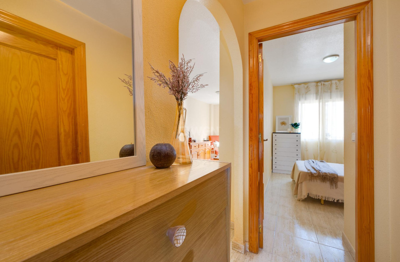 Odsprzedaż - Mieszkanie w bloku - Torrevieja - Playa del Cura