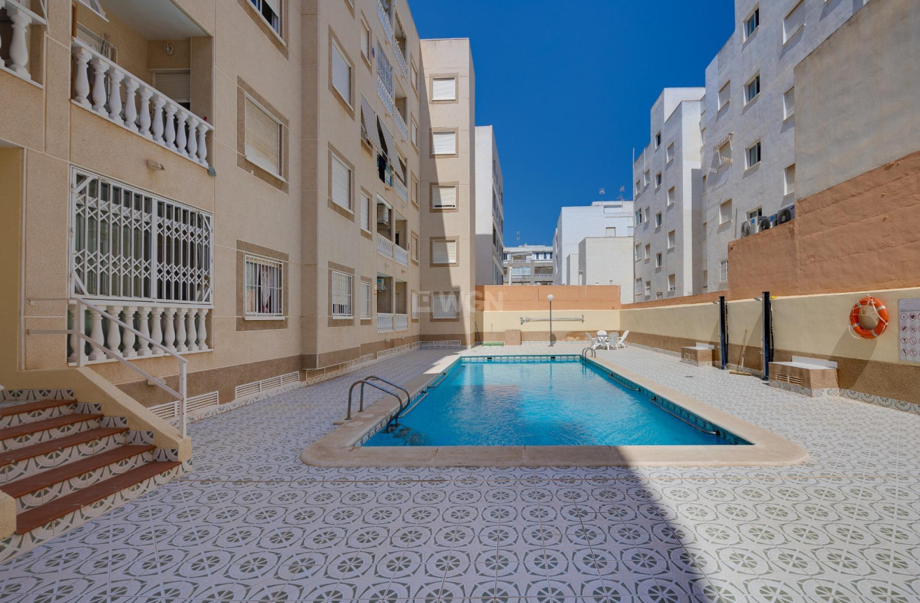 Odsprzedaż - Mieszkanie w bloku - Torrevieja - Playa del Cura