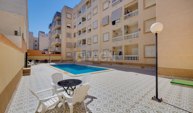 Odsprzedaż - Mieszkanie w bloku - Torrevieja - Playa del Cura