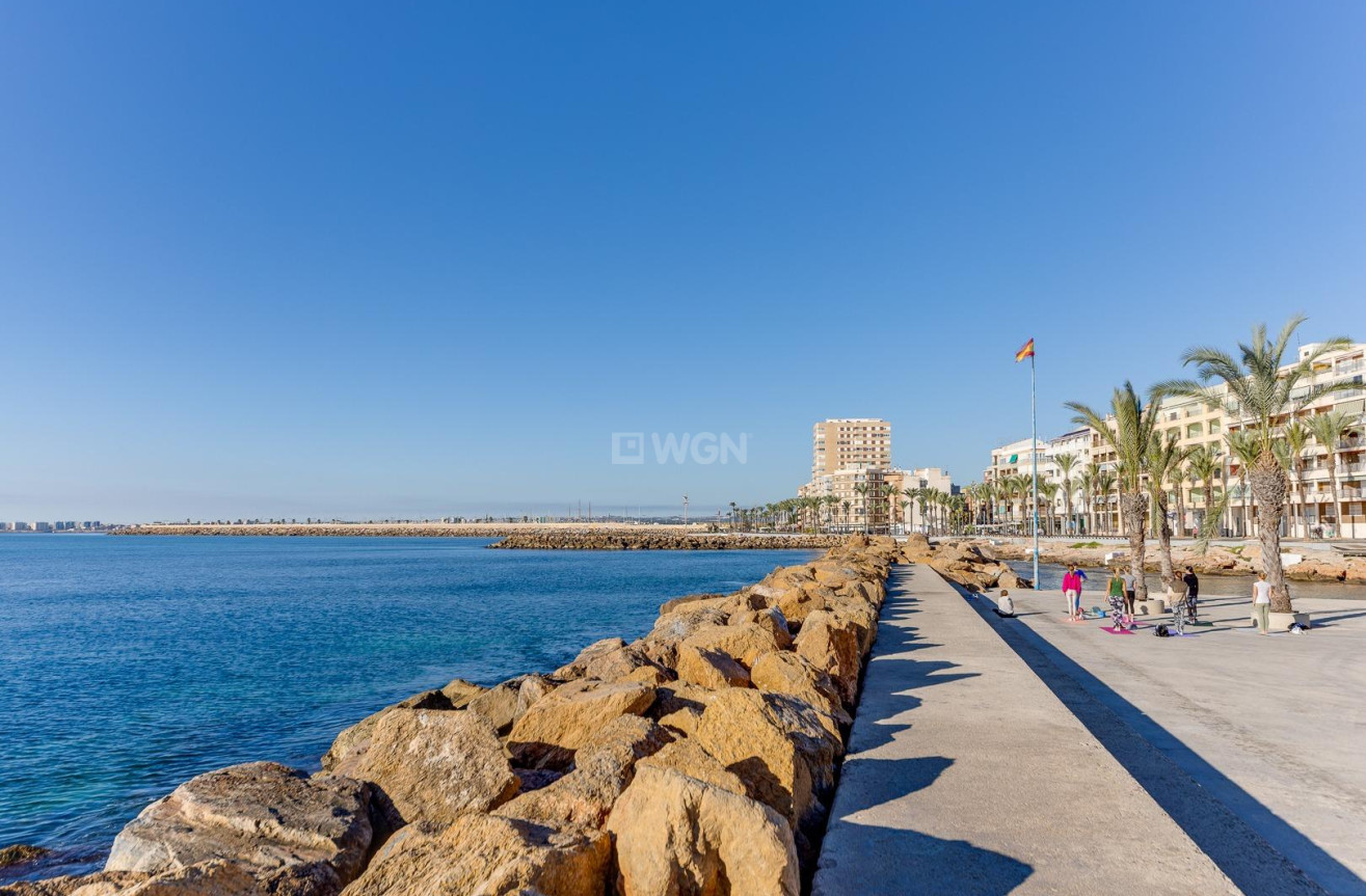 Odsprzedaż - Mieszkanie w bloku - Torrevieja - Playa del Cura