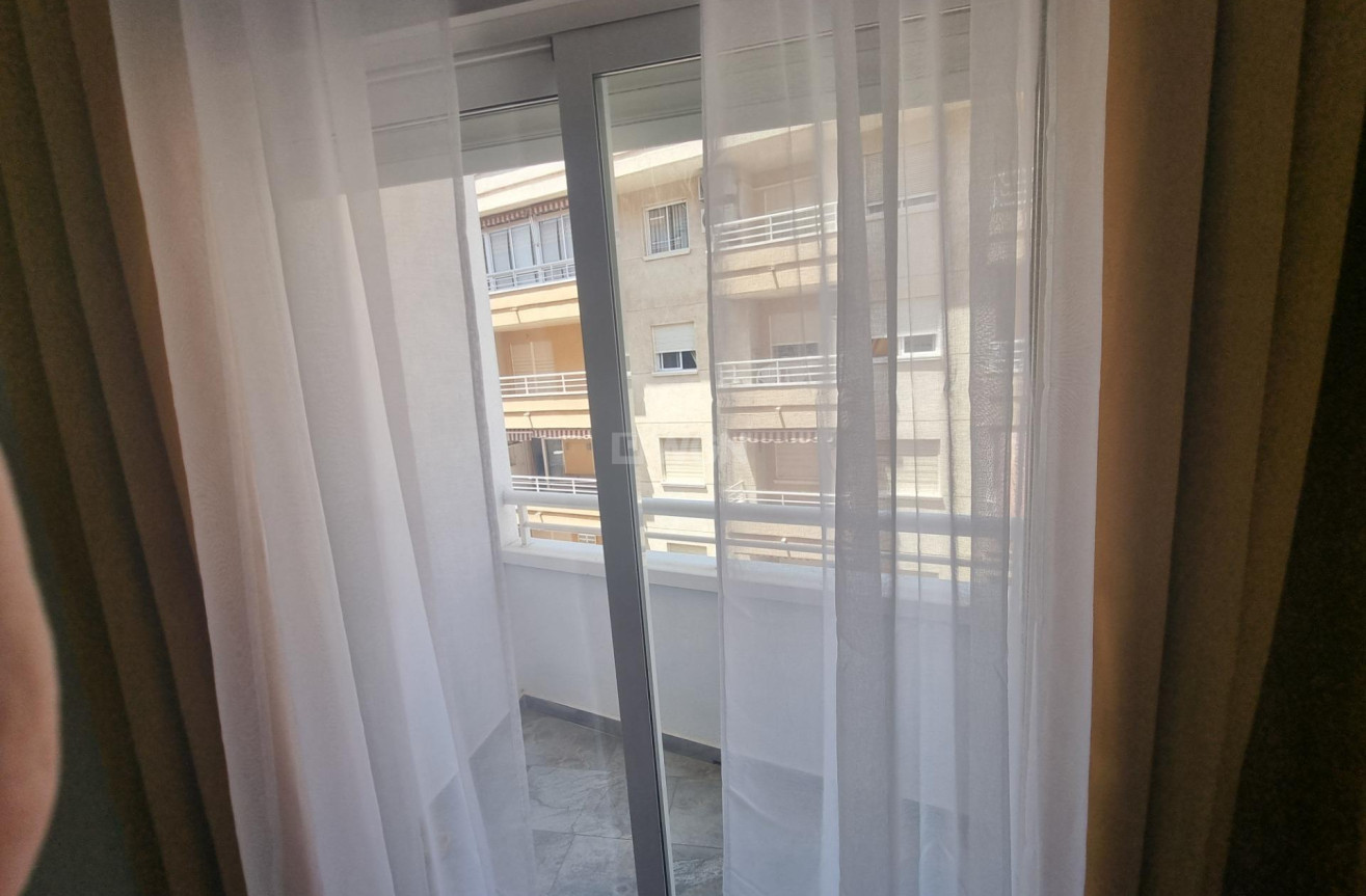 Odsprzedaż - Mieszkanie w bloku - Torrevieja - Estacion De Autobuses
