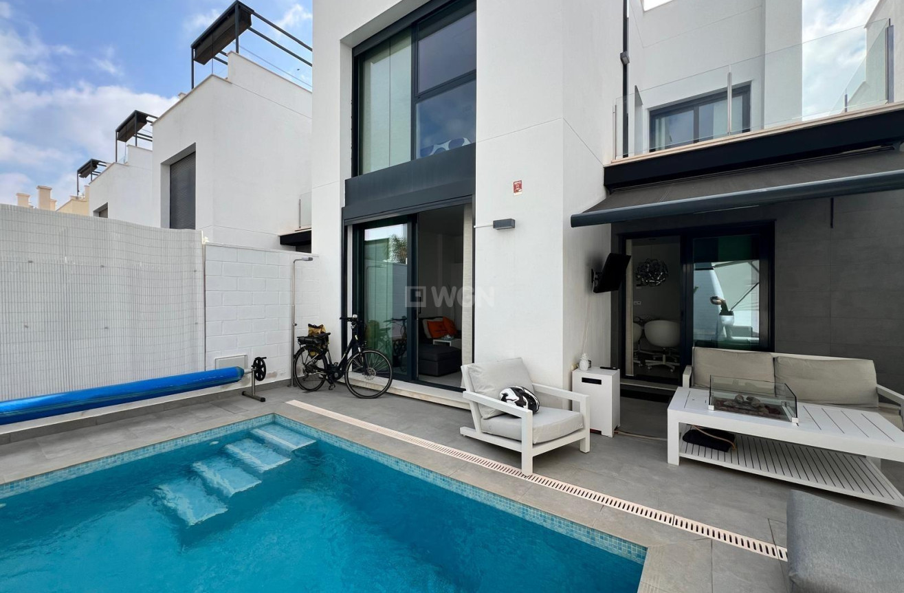 Odsprzedaż - Villa - Orihuela Costa - Villamartín-las Filipinas