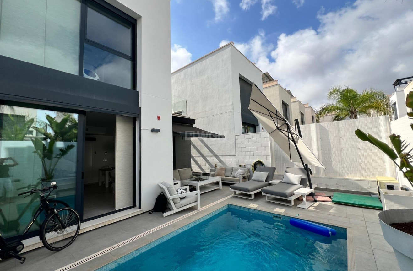 Odsprzedaż - Villa - Orihuela Costa - Villamartín-las Filipinas