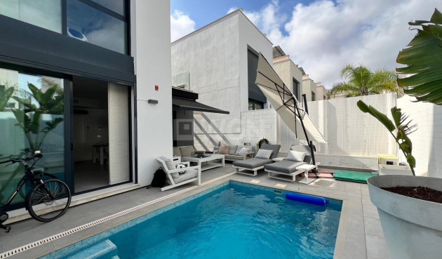 Odsprzedaż - Villa - Orihuela Costa - Villamartín-las Filipinas