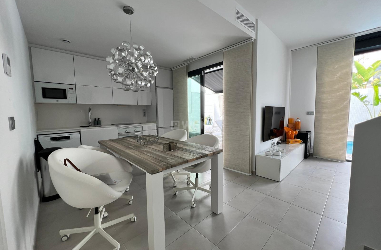 Odsprzedaż - Villa - Orihuela Costa - Villamartín-las Filipinas