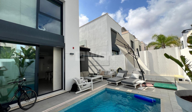 Odsprzedaż - Villa - Orihuela Costa - Villamartín-las Filipinas