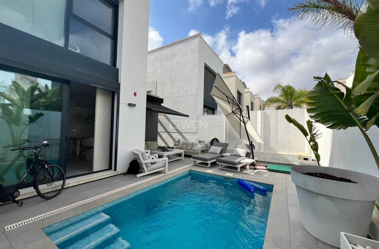 Odsprzedaż - Villa - Orihuela Costa - Villamartín-las Filipinas