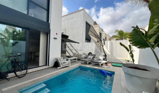 Odsprzedaż - Villa - Orihuela Costa - Villamartín-las Filipinas
