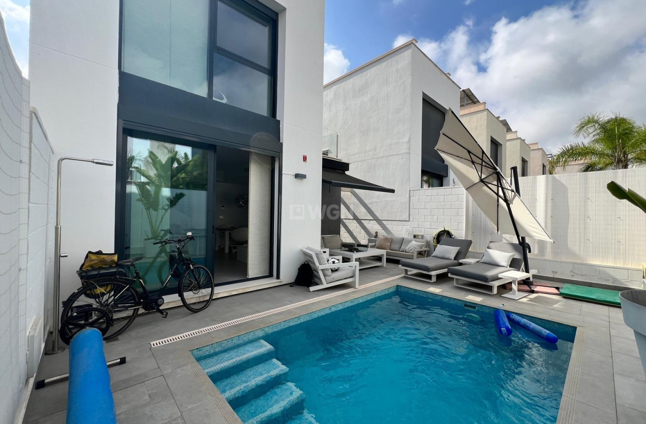 Odsprzedaż - Villa - Orihuela Costa - Villamartín-las Filipinas