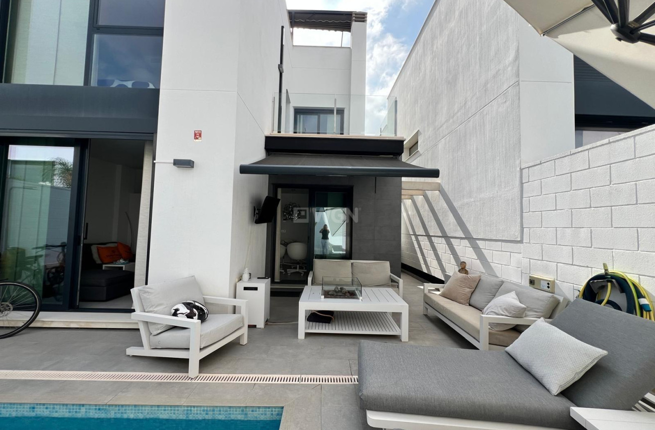 Odsprzedaż - Villa - Orihuela Costa - Villamartín-las Filipinas