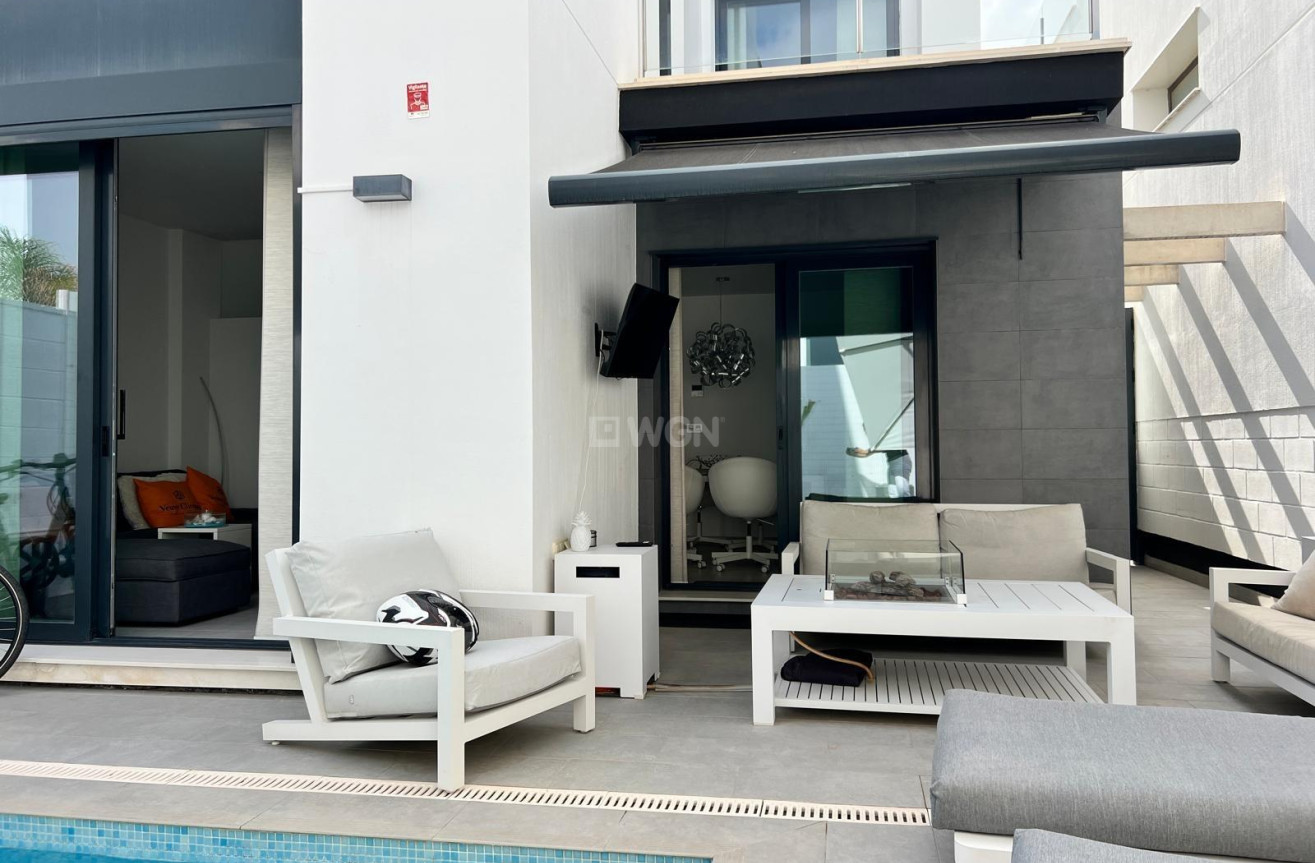 Odsprzedaż - Villa - Orihuela Costa - Villamartín-las Filipinas