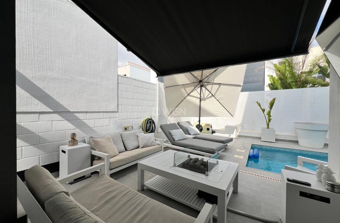 Odsprzedaż - Villa - Orihuela Costa - Villamartín-las Filipinas