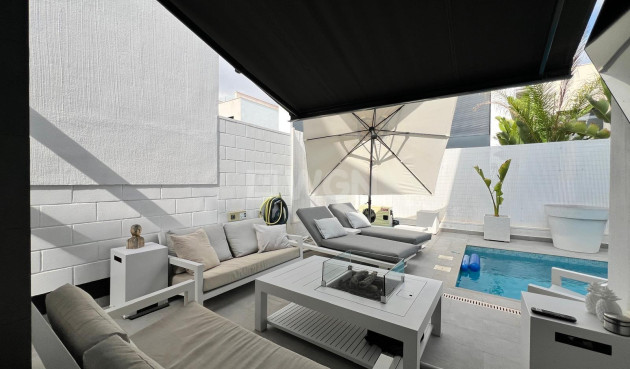 Odsprzedaż - Villa - Orihuela Costa - Villamartín-las Filipinas