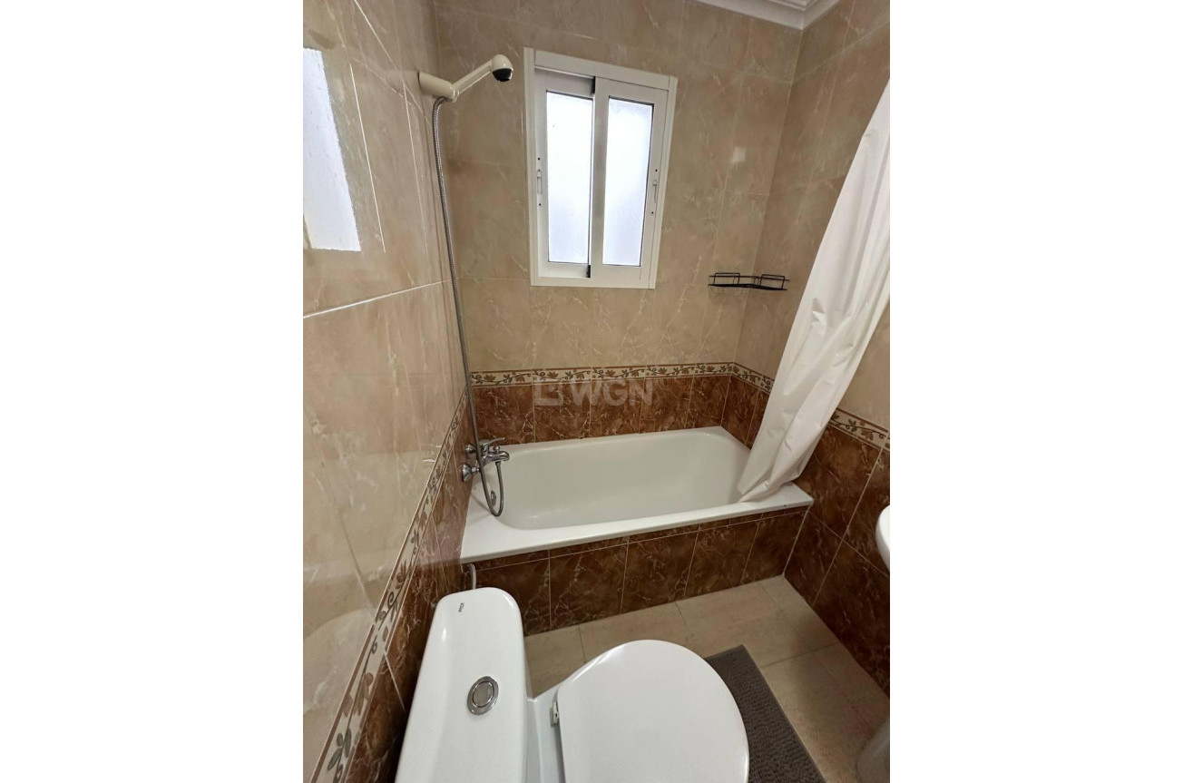 Odsprzedaż - Mieszkanie w bloku - Torrevieja - Centro