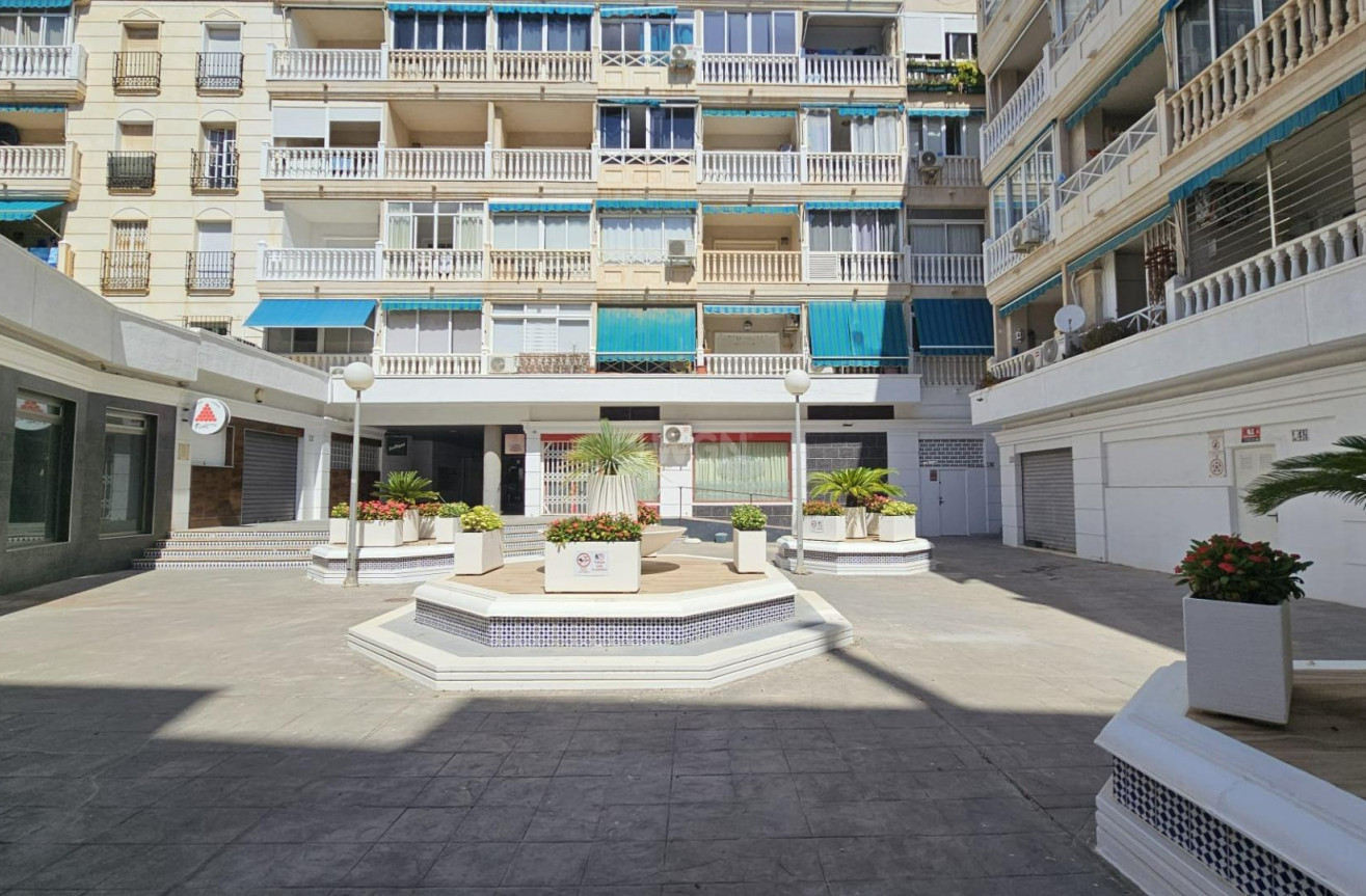 Odsprzedaż - Mieszkanie w bloku - Torrevieja - Playa de los Locos
