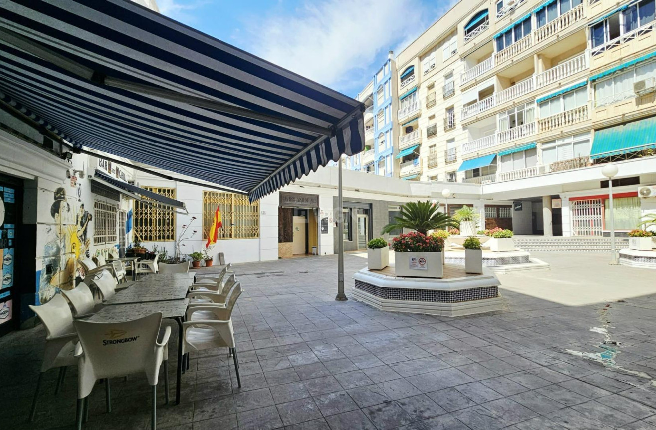 Odsprzedaż - Mieszkanie w bloku - Torrevieja - Playa de los Locos