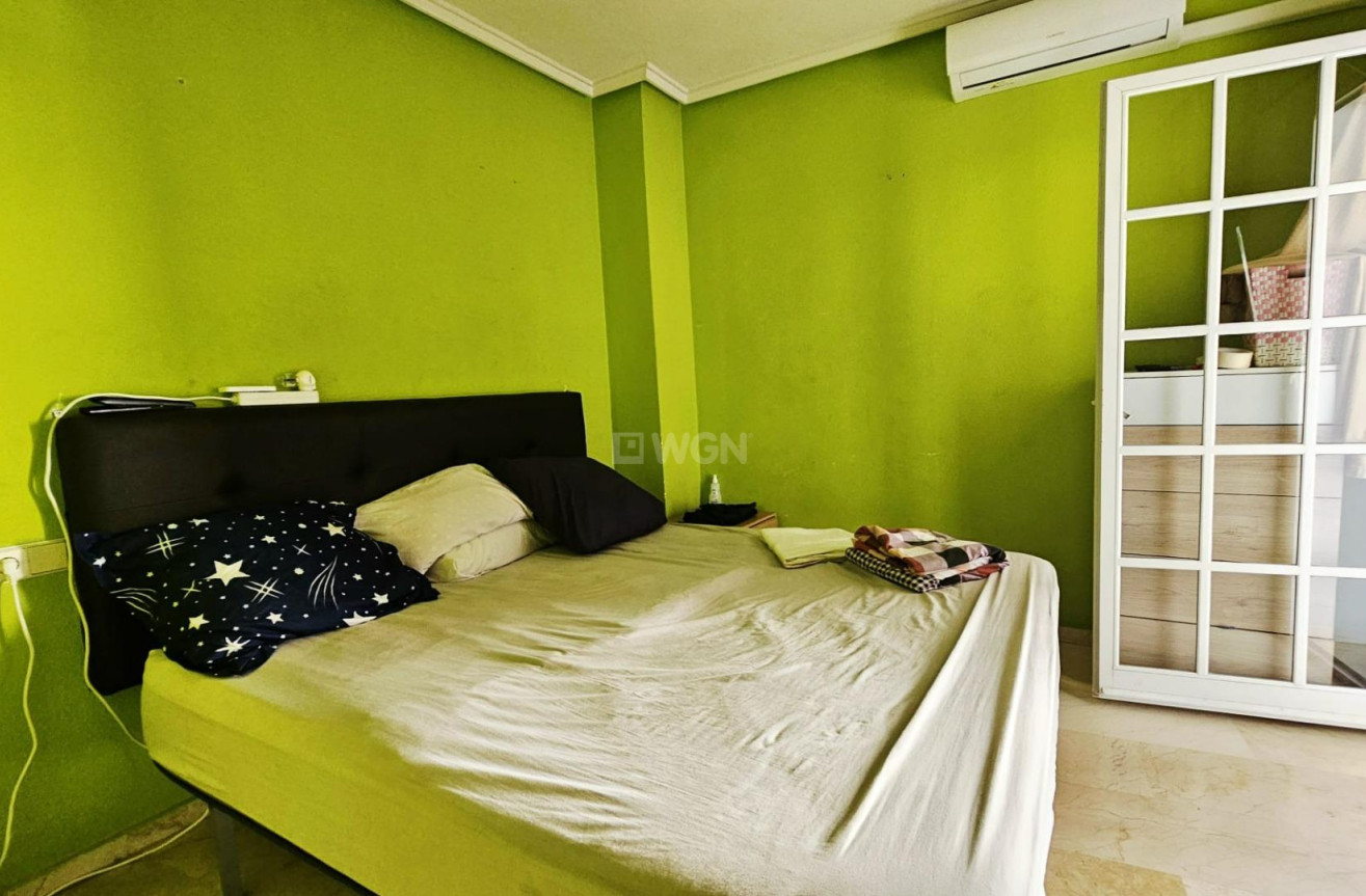 Odsprzedaż - Mieszkanie w bloku - Torrevieja - Playa de los Locos