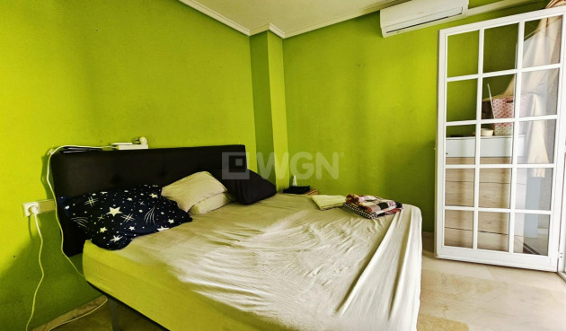 Odsprzedaż - Mieszkanie w bloku - Torrevieja - Playa de los Locos