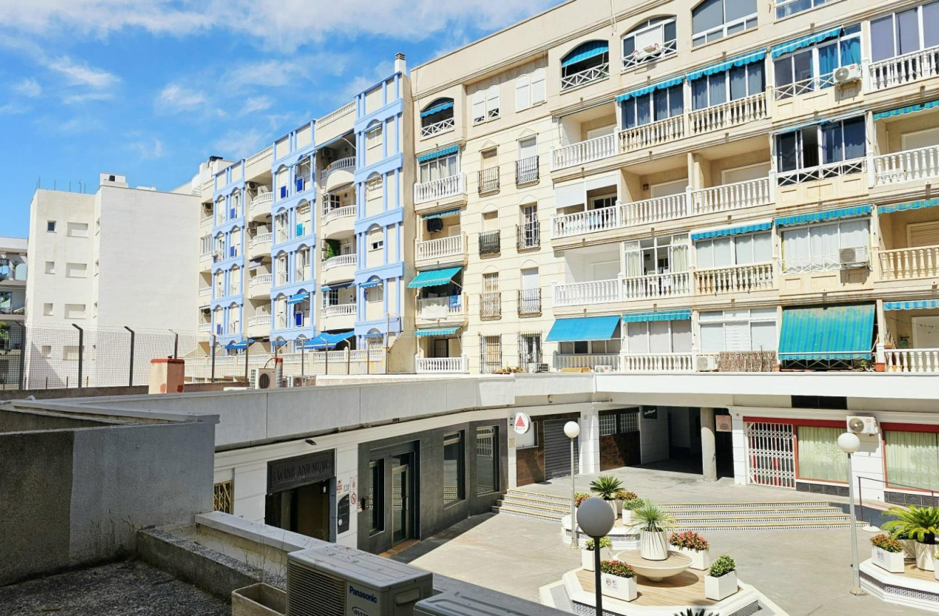 Odsprzedaż - Mieszkanie w bloku - Torrevieja - Playa de los Locos