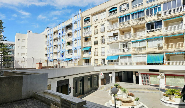 Odsprzedaż - Mieszkanie w bloku - Torrevieja - Playa de los Locos