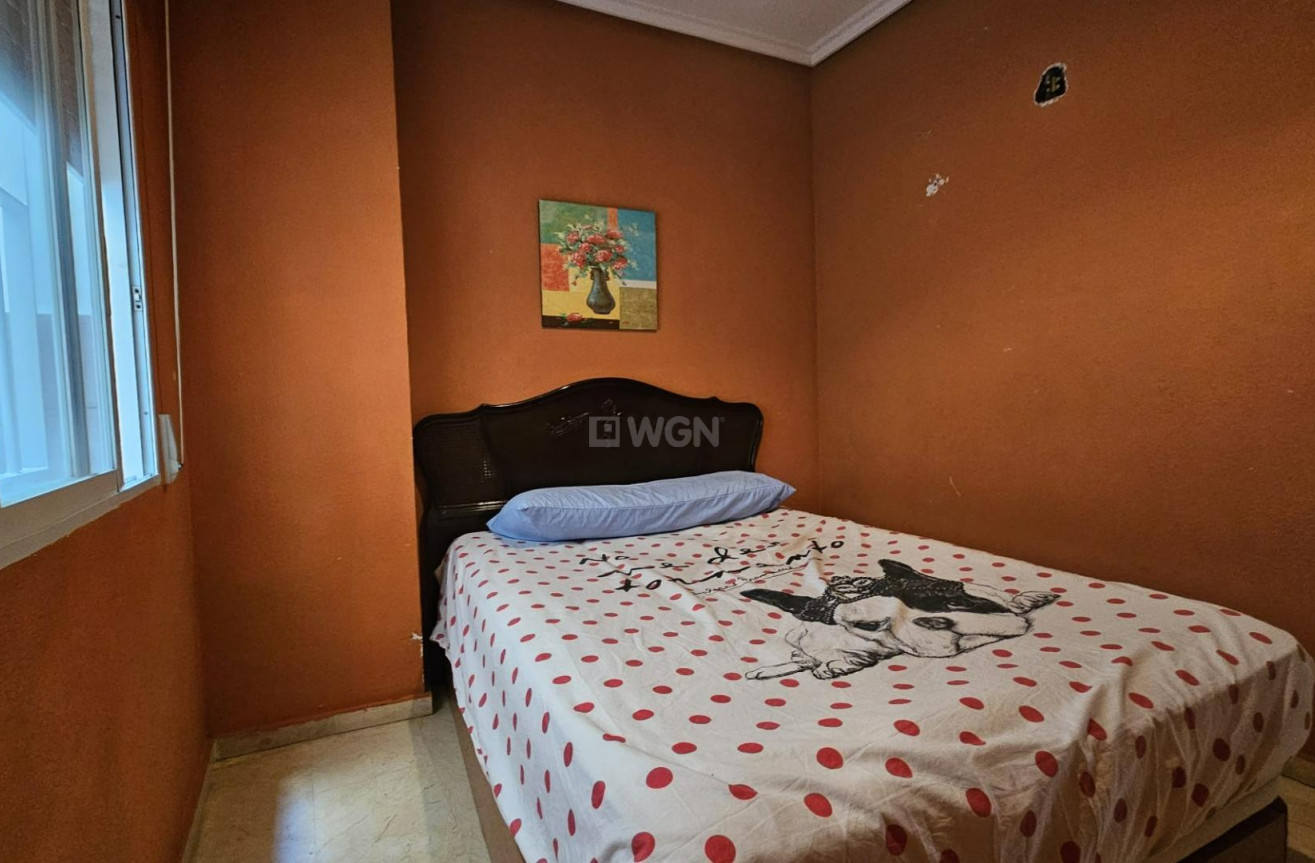 Odsprzedaż - Mieszkanie w bloku - Torrevieja - Playa de los Locos