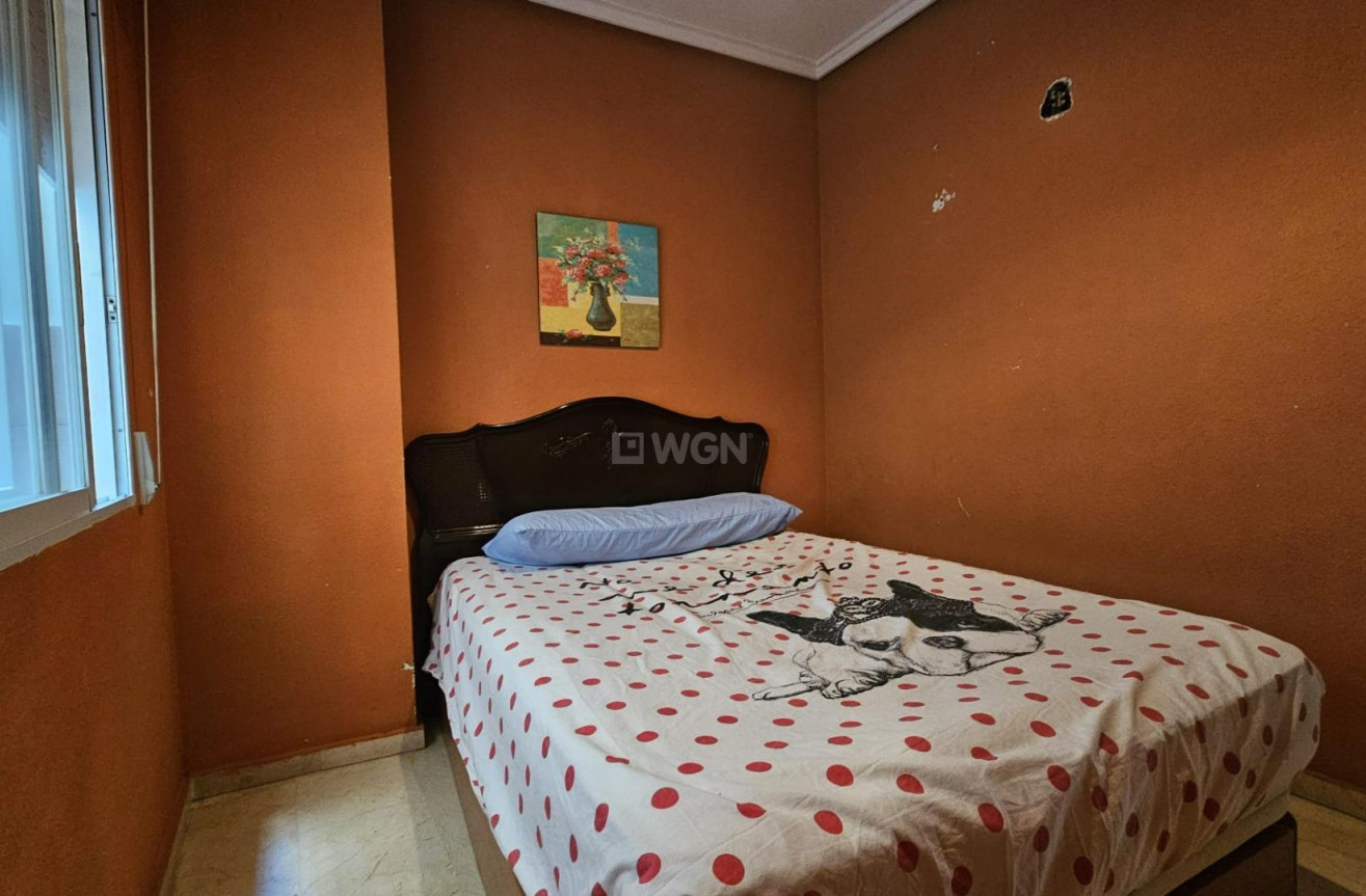Odsprzedaż - Mieszkanie w bloku - Torrevieja - Playa de los Locos