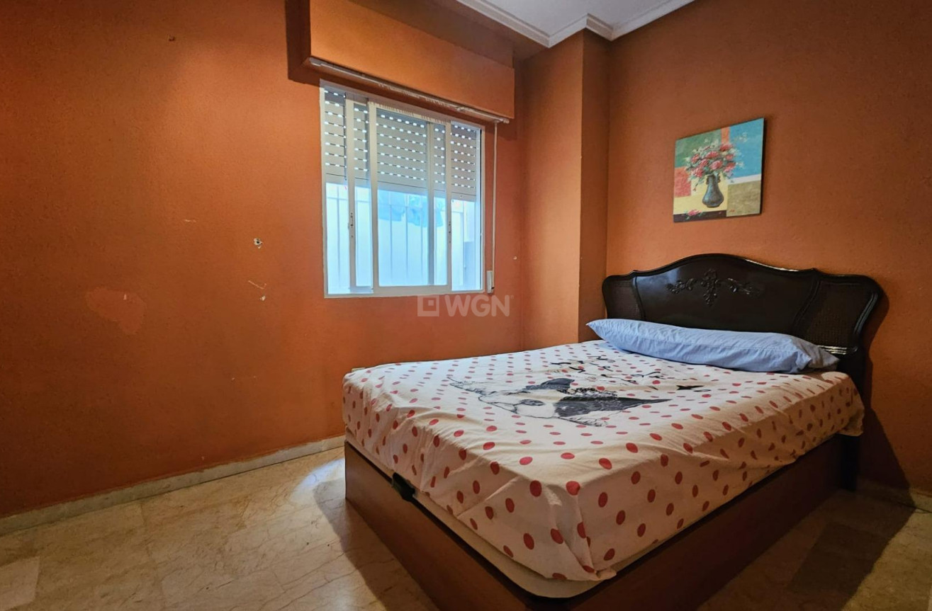 Odsprzedaż - Mieszkanie w bloku - Torrevieja - Playa de los Locos