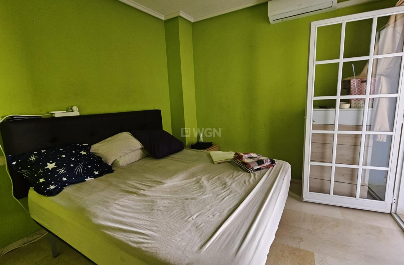 Odsprzedaż - Mieszkanie w bloku - Torrevieja - Playa de los Locos