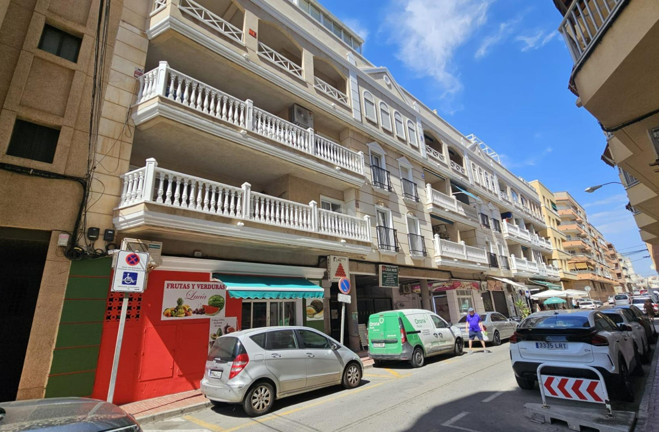 Odsprzedaż - Mieszkanie w bloku - Torrevieja - Playa de los Locos