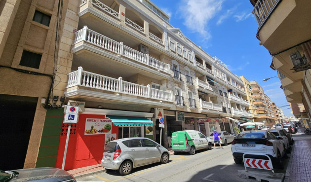 Odsprzedaż - Mieszkanie w bloku - Torrevieja - Playa de los Locos